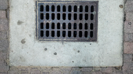 Vor- und Nachteile von Schachtabdeckungsgittern aus Stahl, Beton und GFK.png
